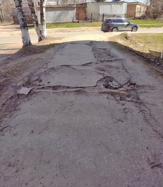 Тротуар возле ухтинского управления архитектуры